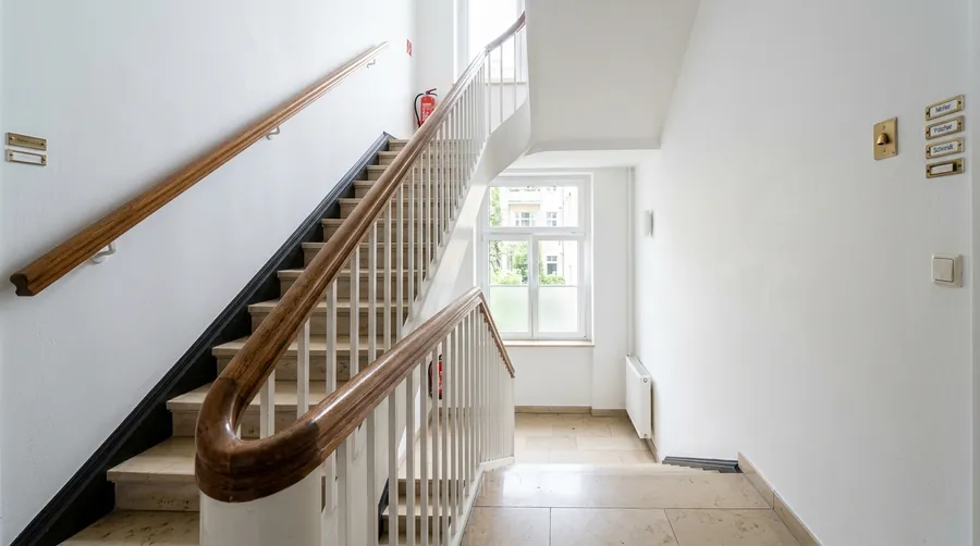 Frisch gereinigtes Treppenhaus in einem Mehrfamilienhaus